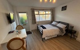 Modern & Cozy Gem - 10Min To City Center - Parking